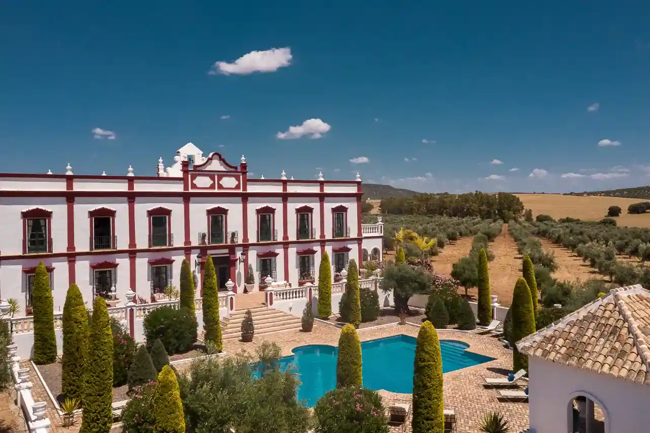 Imagen de portada Cortijo tradicional andaluz del siglo XIX restaurado y autosuficiente con pisinca en Montellano